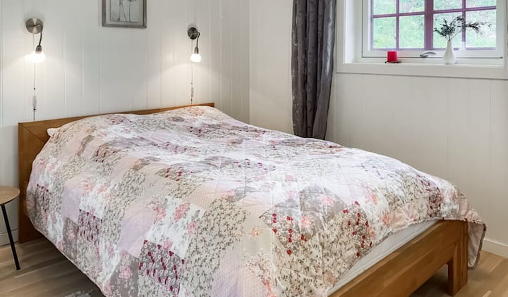 Este dormitorio está ubicado en la parte más nueva de la casa y tiene una cama de 1,4 m de ancho.