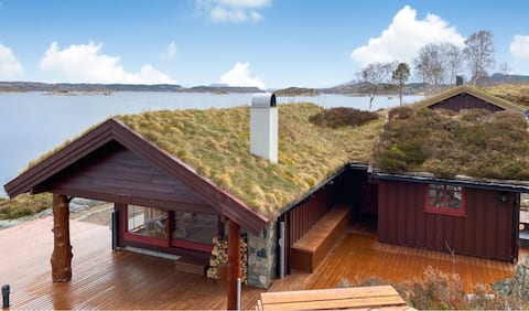 Cottage with sauna right next to a fjord