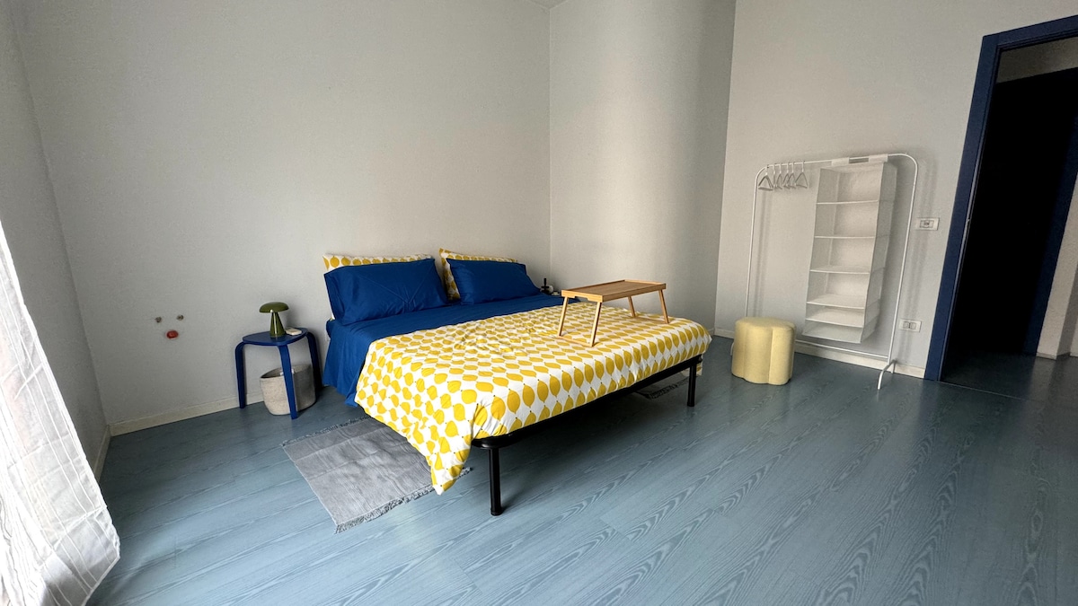 غرفة كبيرة مع شرفة وتدفئة شتوية وتكييف هواء ساخن/بارد