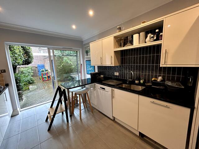 St John’s Wood, 4 bed spacious house with garden gallery image 2