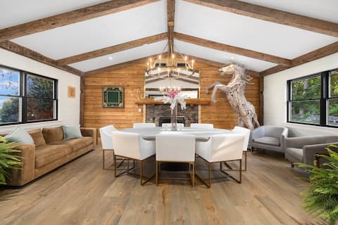 Stunning Farmhouse - Private Pool & Vintage Arcade