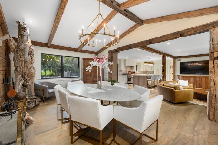 Stunning Farmhouse – Private Pool & Vintage Arcade gallery image 5