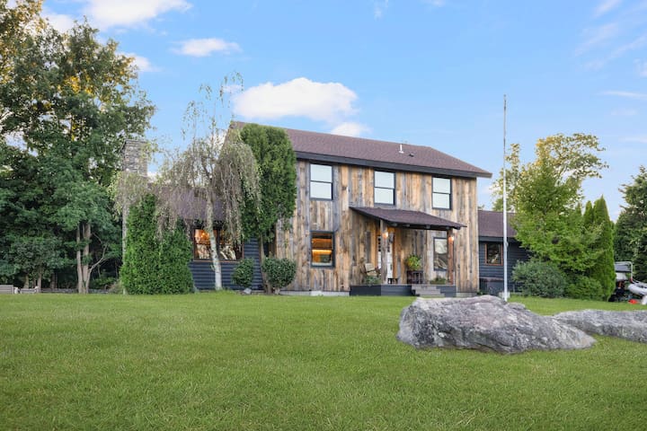 Stunning Farmhouse – Private Pool & Vintage Arcade gallery image 2