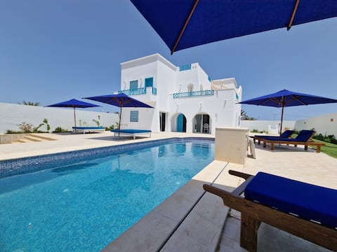 Villa Galant by night