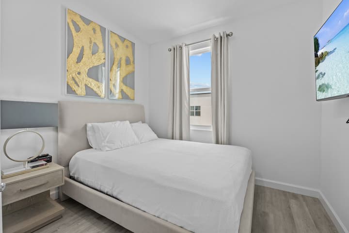 Დიდი საძინებელი ბუნებრივი განათებით – მშვიდი დასვენება დისნეისთან ახლოს.