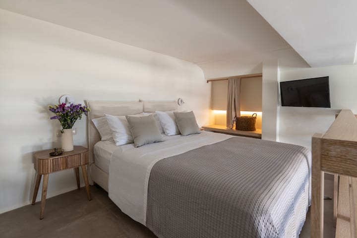Sube a tu loft privado para disfrutar de una noche de sueño tranquilo en un colchón de primera calidad (160 cm x 200 cm).