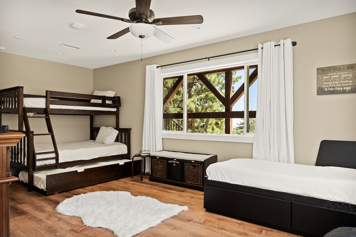 Ბუნკს აქვს ორადგილიანი ქვედა ნაწილში, ორადგილიანი ზედა ნაწილში და თასმა, რომელიც გამოჰყავს და შეიძლება განთავსდეს ოთახის ნებისმიერ წერტილში.