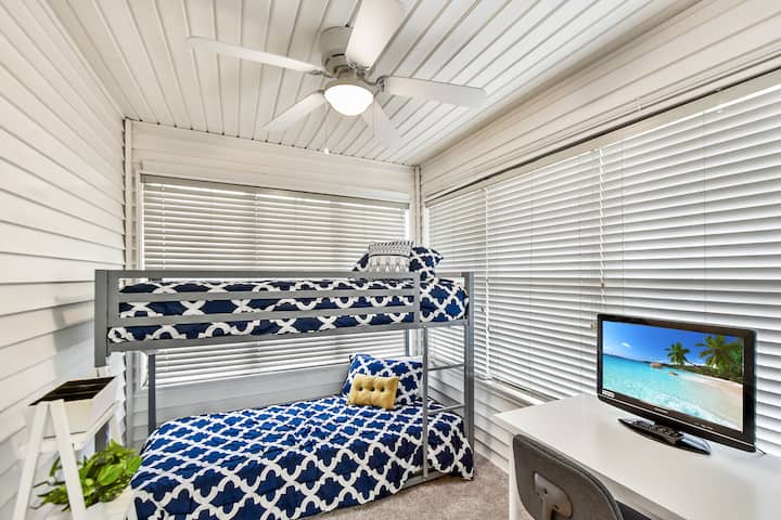 Slnečná miestnosť má dvere pre súkromie a zahŕňa malý písací stôl a kancelársku stoličku.  Tiež malý televízor/DVD s filmami pre vašu zábavu.