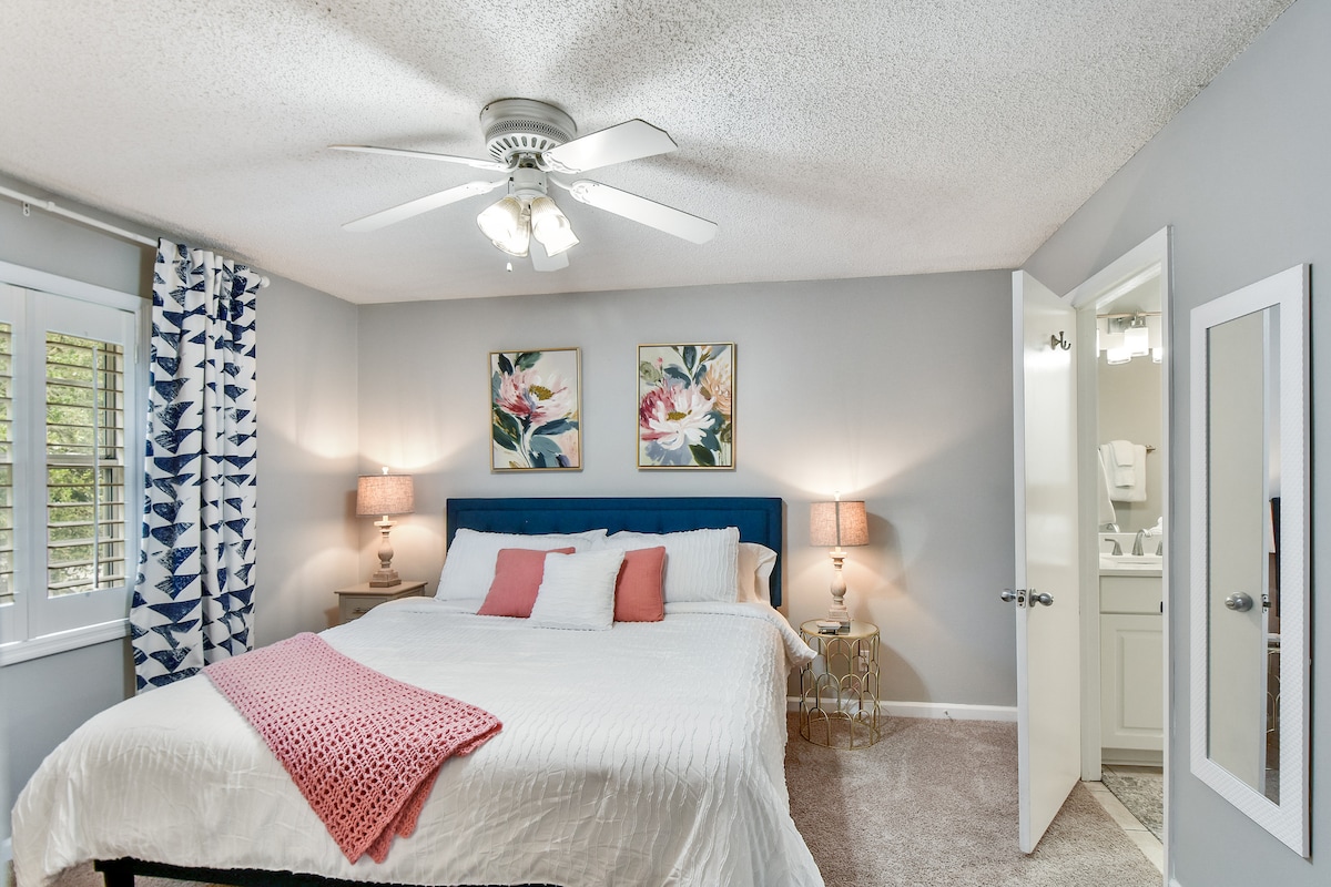 ที่นอนและเครื่องนอนใหม่ที่สบาย  ตู้เสื้อผ้าพร้อมไม้แขวนเสื้อและโต๊ะเครื่องแป้งสำหรับเสื้อผ้าของคุณ กระจกยาวเต็มตัว