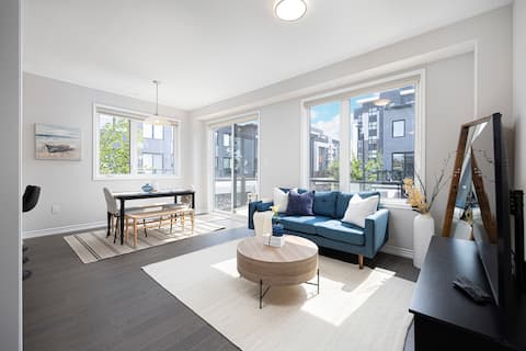 Luxury Corner Home near Restaurants, Parks & Shops