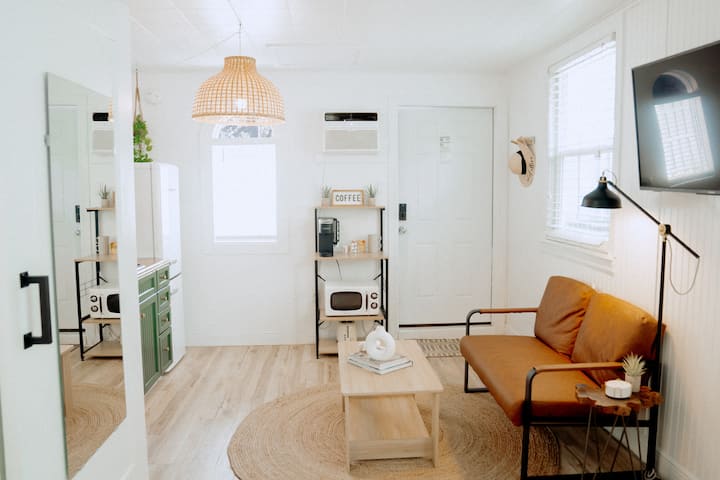 Stylish Private Cottage + Yard | Walk To Dining - Lake Worth, FL
