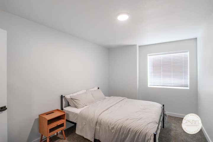 Chumba hiki kidogo cha kulala kina kitanda chenye starehe chenye mashuka safi, kinara na mwanga wa kutosha wa asili. Inafaa kwa usiku wa kupumzika baada ya siku ya kuchunguza uzuri wa mandhari ya Heber, Utah.