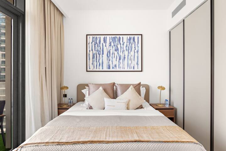 Მყუდრო საძინებელი ლუქს-კლასის საწოლით, მაღალი ხარისხის თეთრეულითა და გარდერობის საკმარისი სივრცით.