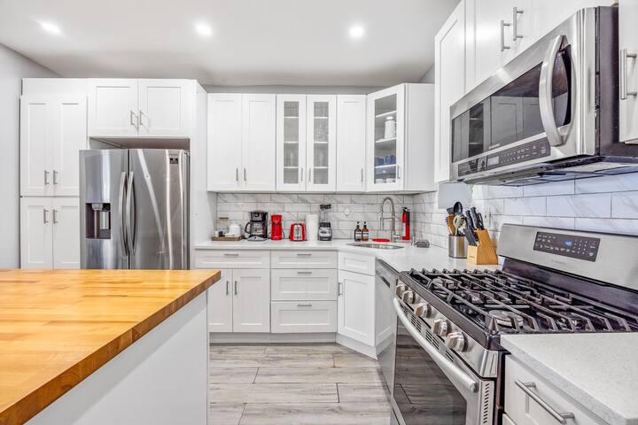 Newark’s Family House w/Patio and Game Room for 19 gallery image 4