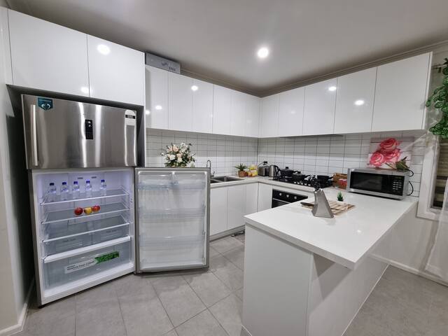 Huge Family Retreat! 4BR + 2BR Bungalow. Sleep 24+ gallery image 3