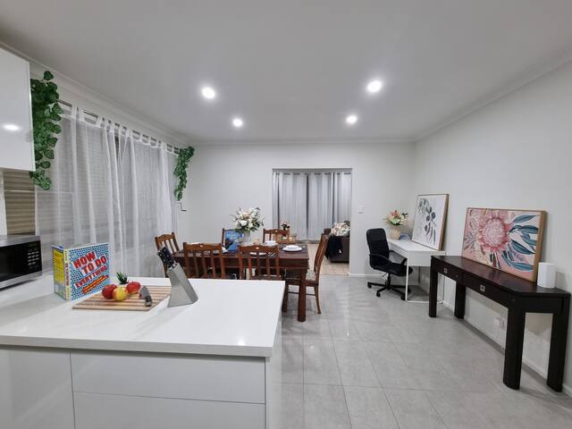 Huge Family Retreat! 4BR + 2BR Bungalow. Sleep 24+ gallery image 5