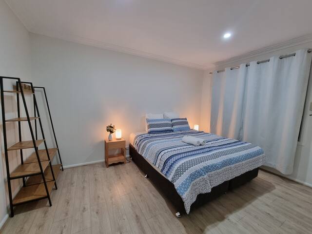 Huge Family Retreat! 4BR + 2BR Bungalow. Sleep 24+ gallery image 4