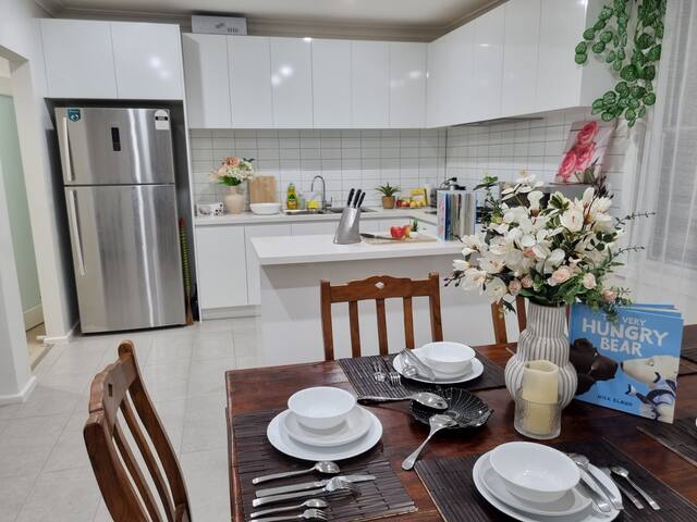 Huge Family Retreat! 4BR + 2BR Bungalow. Sleep 24+ gallery image 2