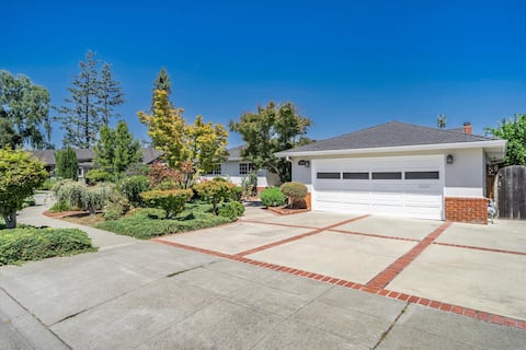 Top Airbnb: Glenmoor Retreat with Lush Garden & Ping Pong in Fremont