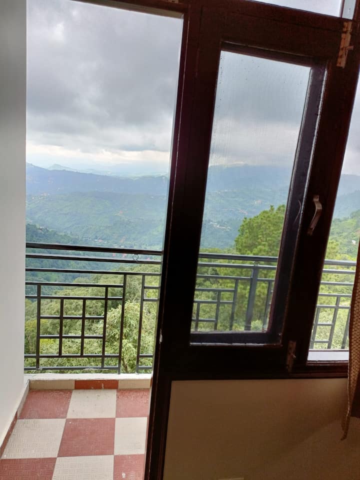 ¡Dormitorio 1 con balcón privado y vistas increíbles!