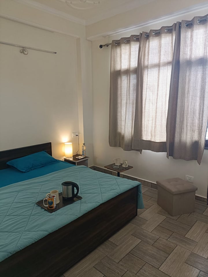 Dormitorio 1 con zona de estar y tazas de cerveza.