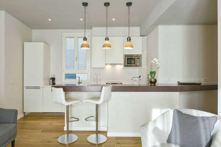 Ponte Vecchio Guelfo with balcony gallery image 3