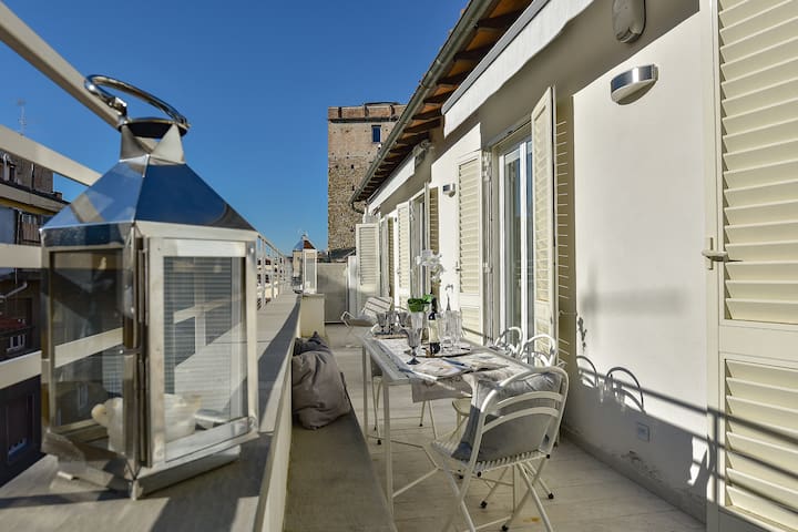 Ponte Vecchio Guelfo with balcony