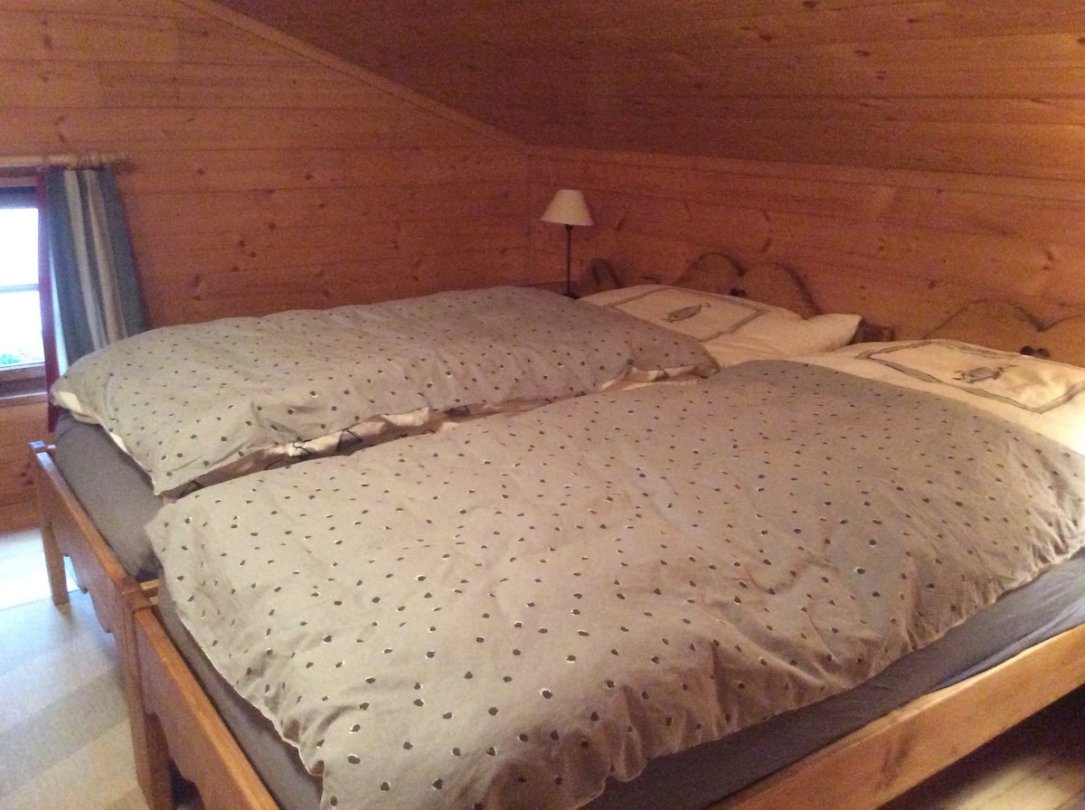 غرفة النوم من الأعلى إلى اليمين. سريران 90/200.