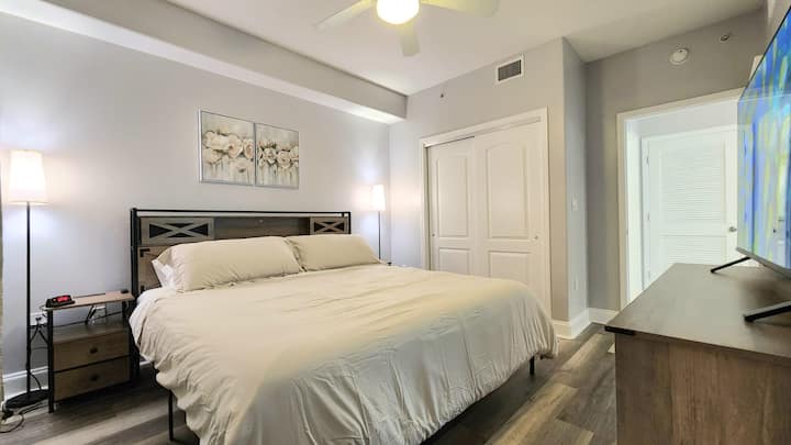 客房配备了所有全新的家具，包括一张舒适的加大双人床和一台43英寸消防电视，供您娱乐。