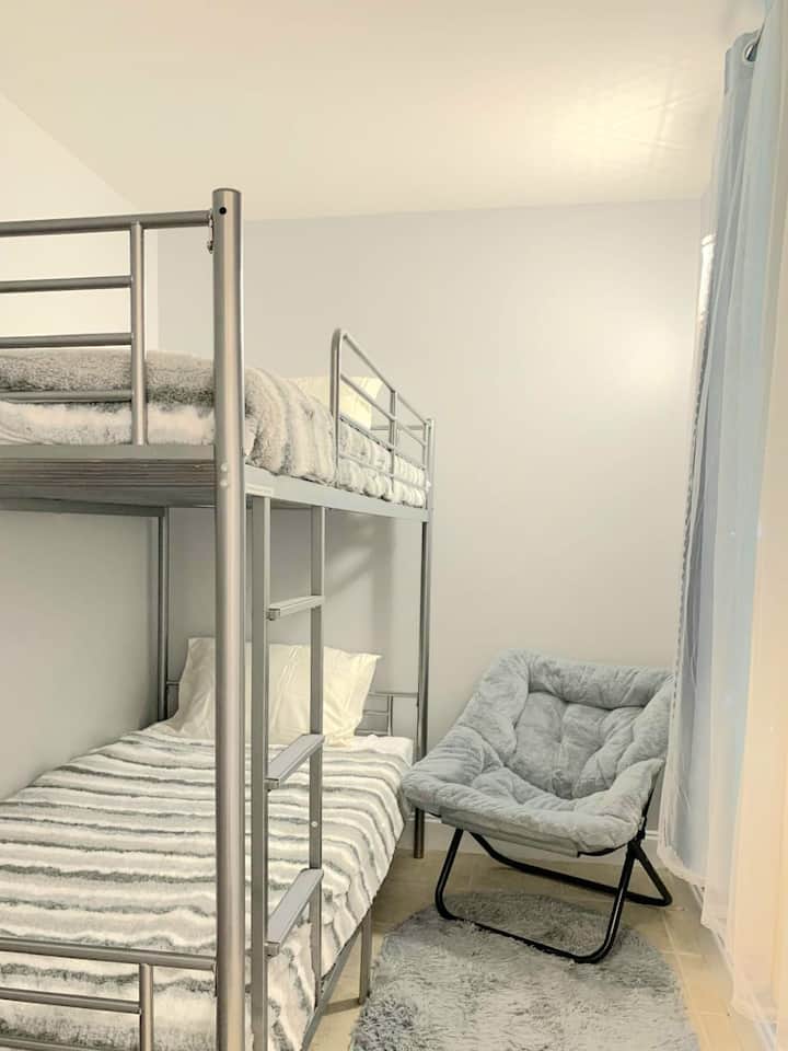 ¡Te damos la bienvenida a la luminosa habitación con literas, que cuenta con dos camas individuales con muebles completamente nuevos, una acogedora alfombra de piso y una cómoda silla! Los niños pueden optar por contemplar las luces estrelladas o disfrutar de una opción de apagón. (Nota: capacidad de peso máxima: 350 libras).