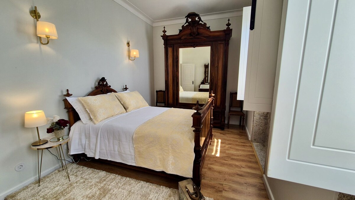 Dvokrevetna soba s bračnim krevetom i pogledom na Largo de S. Tiago.
Općina ima ležaj/putni krevet za djecu, prikladan od rođenja do 15 kg [Dimenzije (AxLxP): 78X125X65 cm].
Equipado s klima-uređajem.
