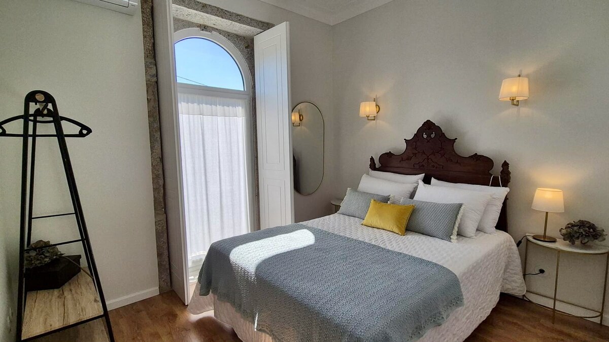 Dvokrevetna soba s bračnim krevetom, balkonom i pogledom na Largo de S.Tiago. 
Opremljen je klima-uređajem. 