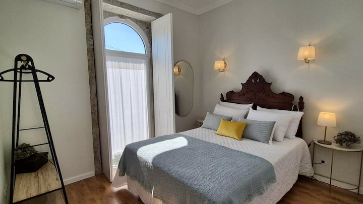 غرفة مزدوجة مع شرفة وإطلالات على لارجو دي S.Tiago. 
وهي مجهزة بتكييف الهواء. 