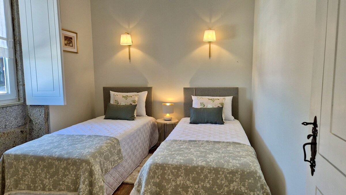 Dvokrevetna soba s bračnim krevetom i pogledom na bazen i terasu.
Ima državnu gardu.
Opremljen je klima-uređajem.

