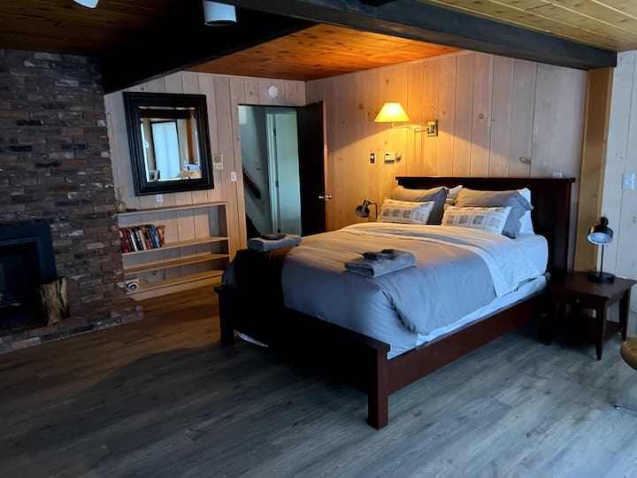Chambre Queen avec cheminées à gaz