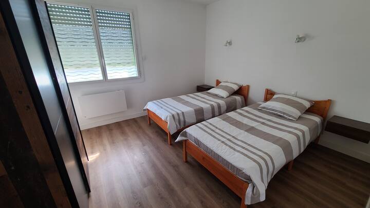 Soveværelse 2: 12 m²,       2 senge på 90 x 190 cm,       1 garderobeskab