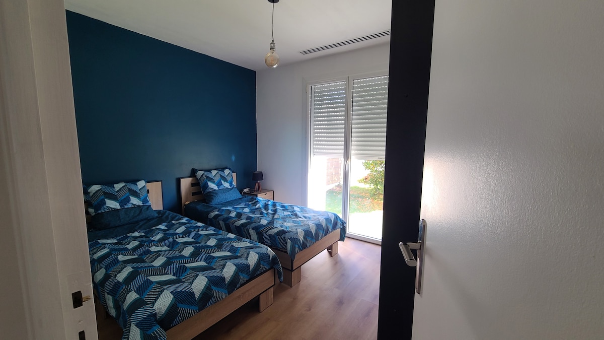 Spálňa 1: 11 m²,       2 lôžka 90 x 190 cm,       1 šatník