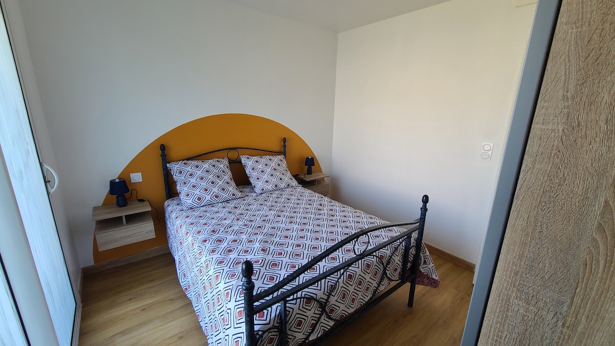 Spálňa 3: 9 m²,       1 posteľ 140 x 190 cm,       1 šatník