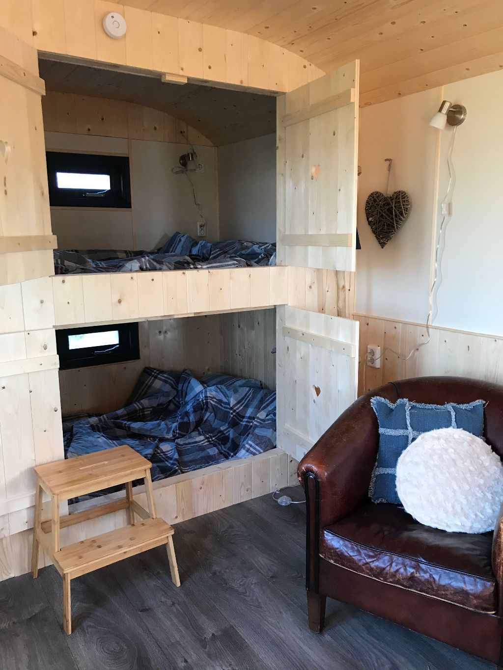 2 keer een tweepersoons bedstee, 
4 1-persoonsdekbedden
afsluiten met luiken
opbergkast voor kleding en persoonlijke spullen