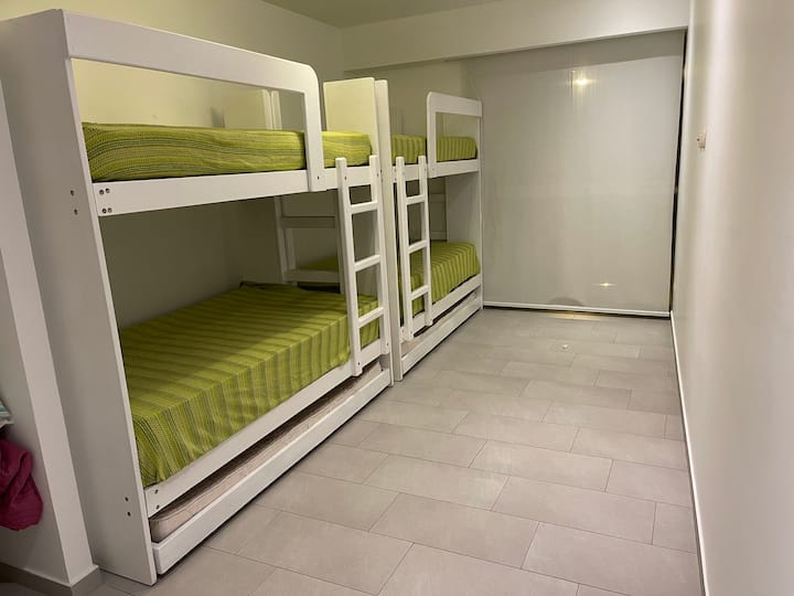 Соба на вториот кат која има 4 единечни кревета и 2 подвижни кревета кои се наоѓаат на подот. Има гардопас и поглед на море