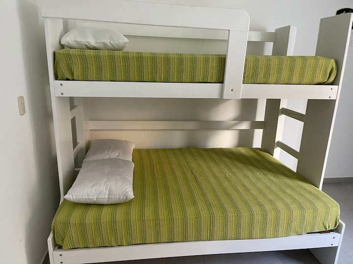 Соба на вториот кат, во која има плакар за пешачење и двоен кревет за втор пар. 