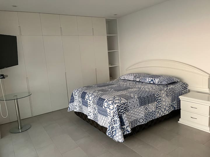 Главната соба, со прекрасна тераса за уживање во погледот на морето. Има бања со тоалет во собата. 