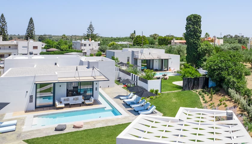 2 Luxury Villas w Nearby Beach!