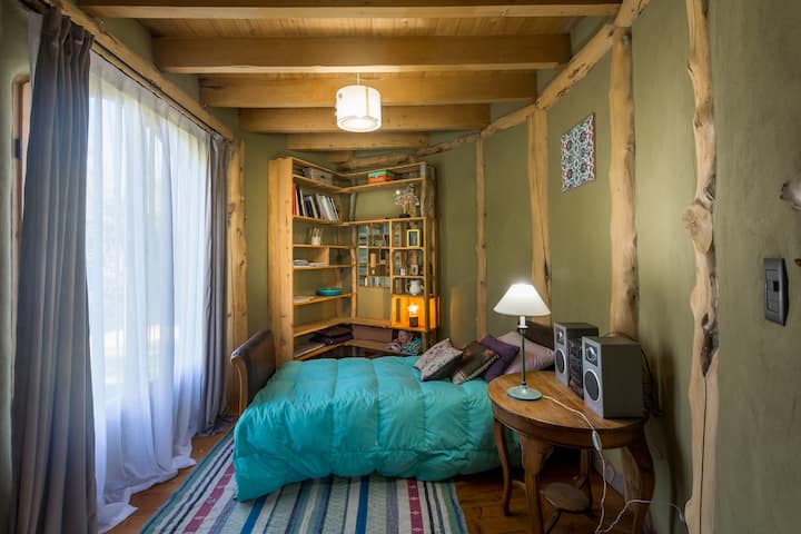 Მიწის დონის მყუდრო ოთახი, ორადგილიანი საწოლითა და თეთრეულით. 
Გამოიყენეთ მიწის დონის სააბაზანო საშხაპით. Მუსიკალური სისტემა და წიგნების თარო.
Ფარდები ფარავს დილის სინათლეს.