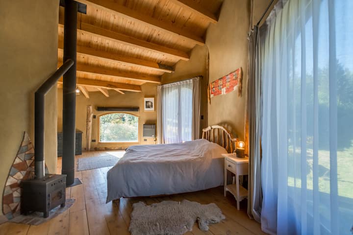 Საწოლი 152 × 203 სმ ძირითად საძინებელში. 
Ლამაზი ფანჯრები ტყისა და ბაღის ხედით. 
Საკუთარი გათბობა სალამანდრა მუშაობს ხესთან.
Კარადა ხელმისაწვდომია საკიდებითა და საწოლის დამატებითი გადასაფარებლებით.