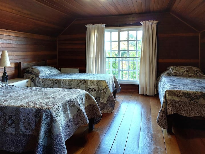 Საძინებელი 4 - სამი ერთადგილიანი საწოლი (მეორე სართული)