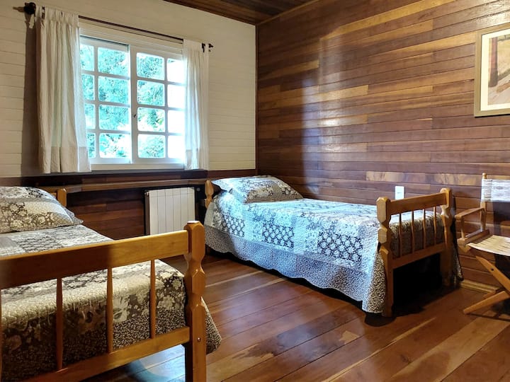 Საძინებელი 3 - ორი ერთადგილიანი საწოლი (პირველი სართული)