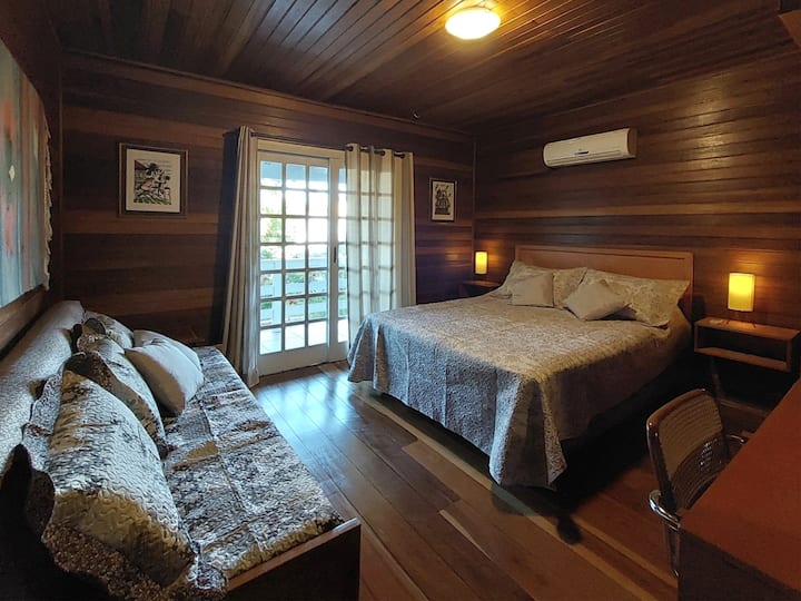 Საძინებელი 1 - აპარტამენტი დედოფლით და ერთადგილიანი საწოლით (პირველი სართული)