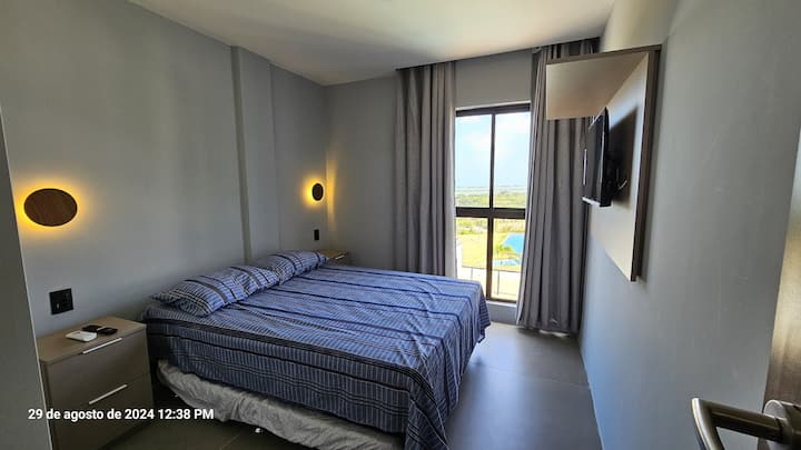 Habitación 1 del piso superior, con una cama doble y un auxiliar debajo, TV de 32pulgadas, armario, sirvientes mudos, iluminación junto a la cama y aire acondicionado. Vista al mar de Ponta de Pedras.