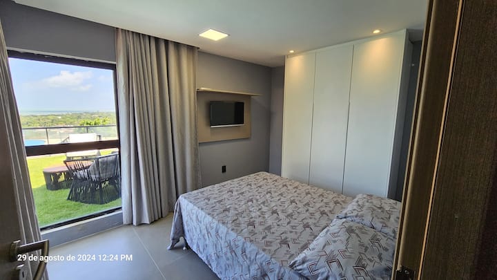 Habitación en planta baja con cama doble y un asistente en la planta baja, TV de 32pulgadas, armario y aire acondicionado. Vista al mar de Ponta de Pedras.